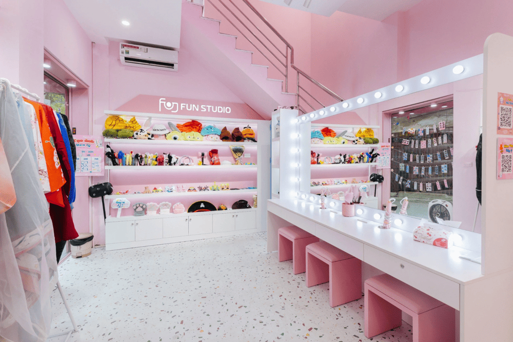 Bạn có thể dễ dàng tìm thấy phụ kiện ưng ý hoặc thử ngay trang phục Hanbok tại Fun Studio, biến mỗi bức ảnh photobooth của bạn thật độc đáo (Nguồn: Fun studio)